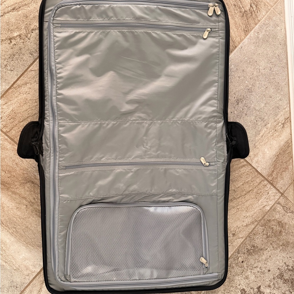Briggs & Riley Black Garment Carry On 21’ - Picture 9 of 9